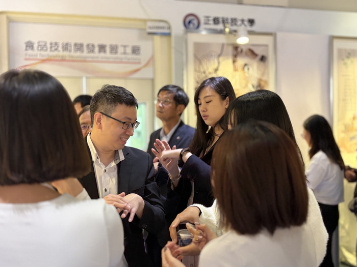 114學年度妝品組靜態畢展圖片