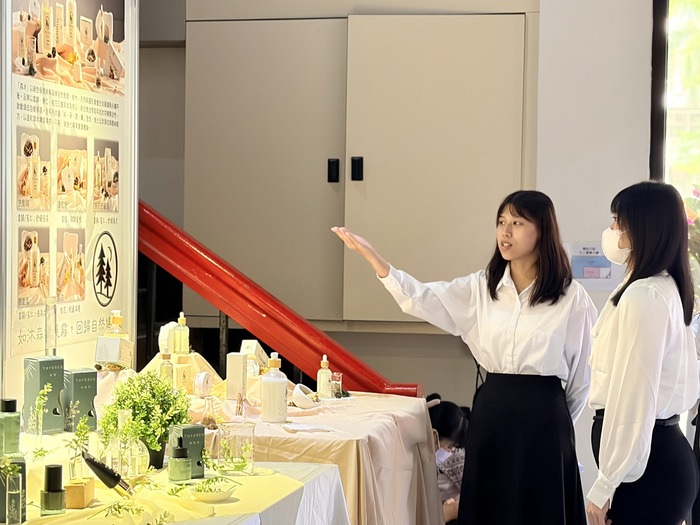 114學年度妝品組靜態畢展圖片